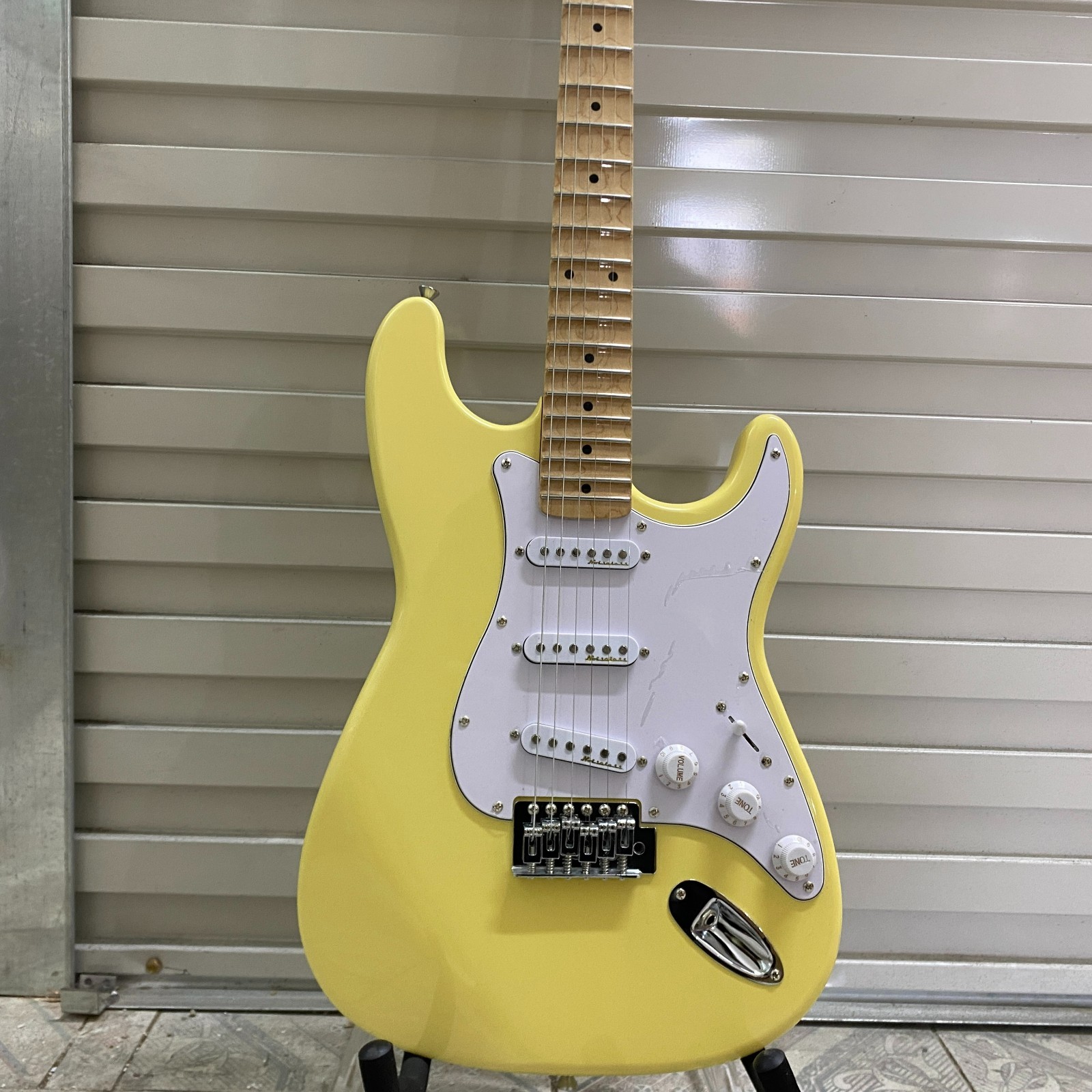 Cream Yellow Style Electric Guitar 6 String SSS Pickups Maple Fingerboard