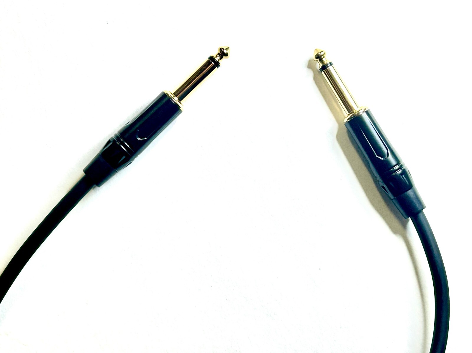 6 FT MOGAMI GUITAR CABLE WITH 1/4″ BLACK & GOLD PLUG CUSTOM BUILT