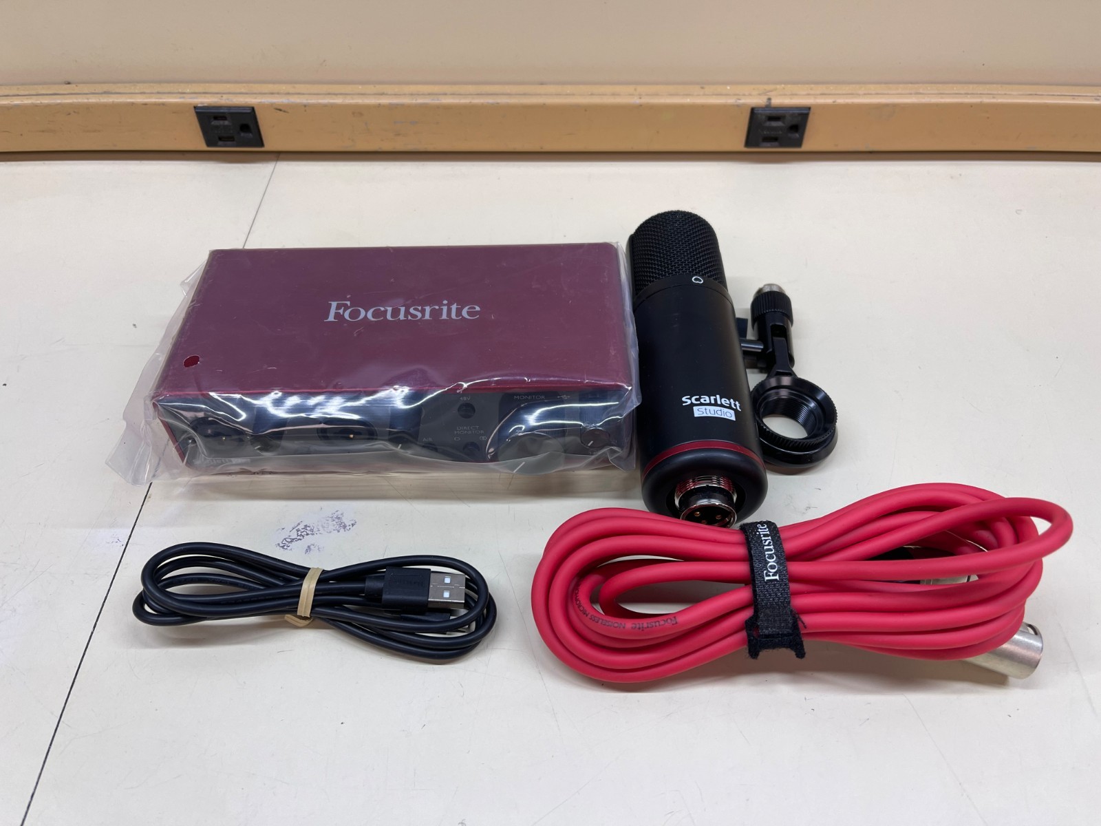 Focusrite Scarlett 2i2 Studio 3rd Generation USB Recording Pack No Headset Used